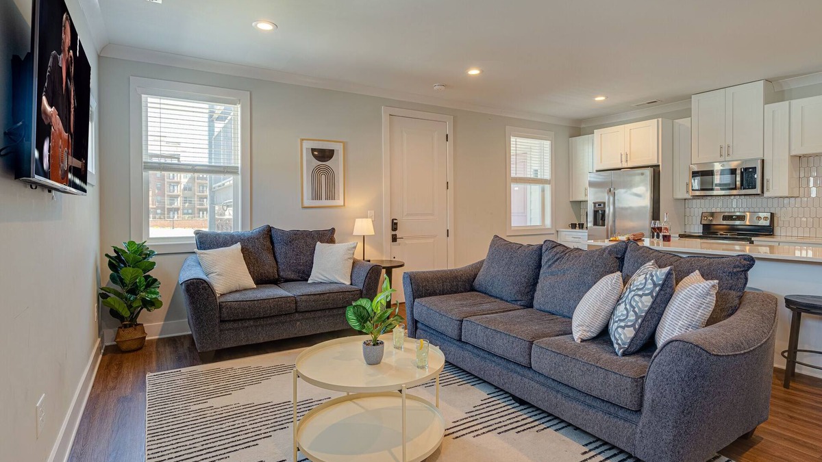 Historic Waverly House | Modern Melrose-Sleeps 8- Mins to downtown Broadway