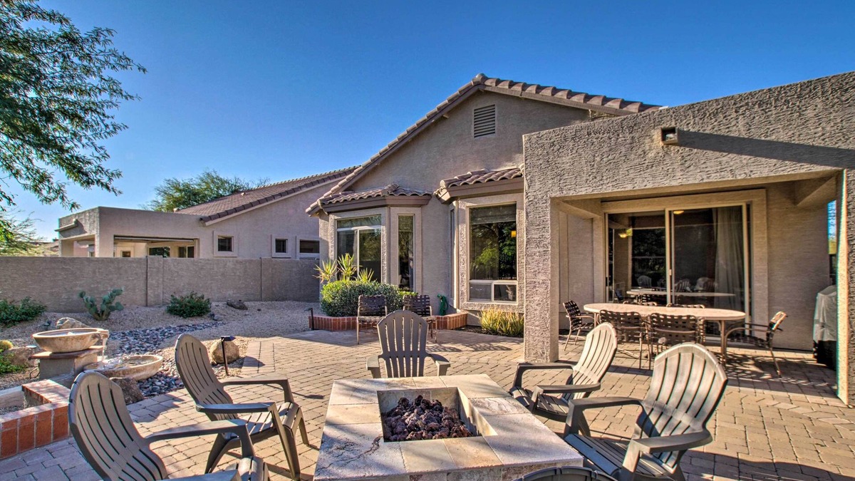 Las Sendas House | Modern Mesa Resort-Style Home with Fire Pit & Yard