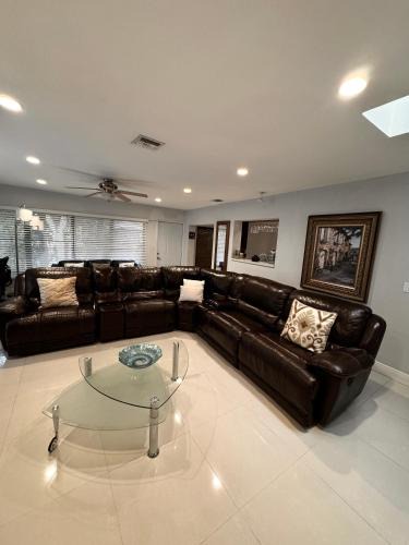 Westchester House | Modern Miami Oversized 3 Bedroom in Central Location