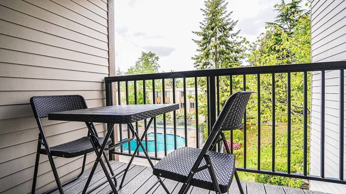 Bridle Trails Condo | Modern Microsoft Redmond Campus Condo with Balcony