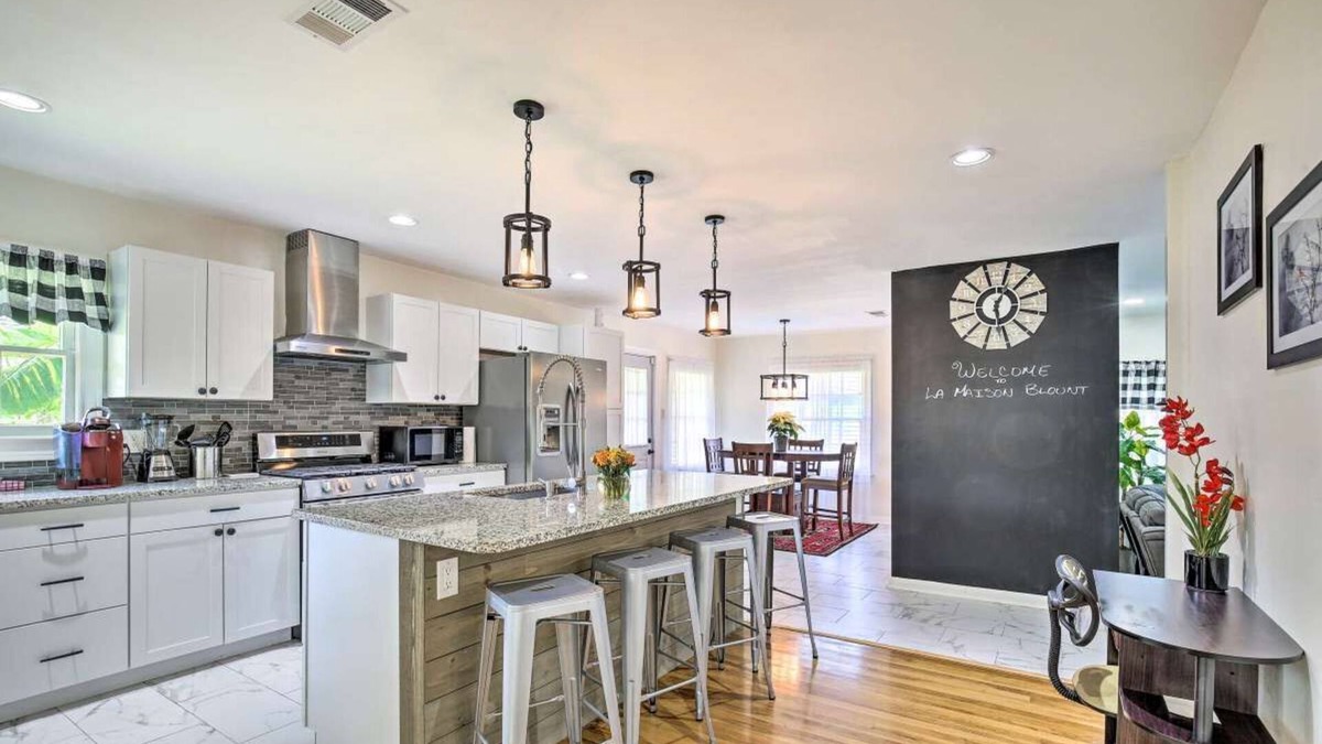 Northwest Los Angeles Heights House | Modern Mid-Term Large Yard Pet-Friendly - Sleeps 7
