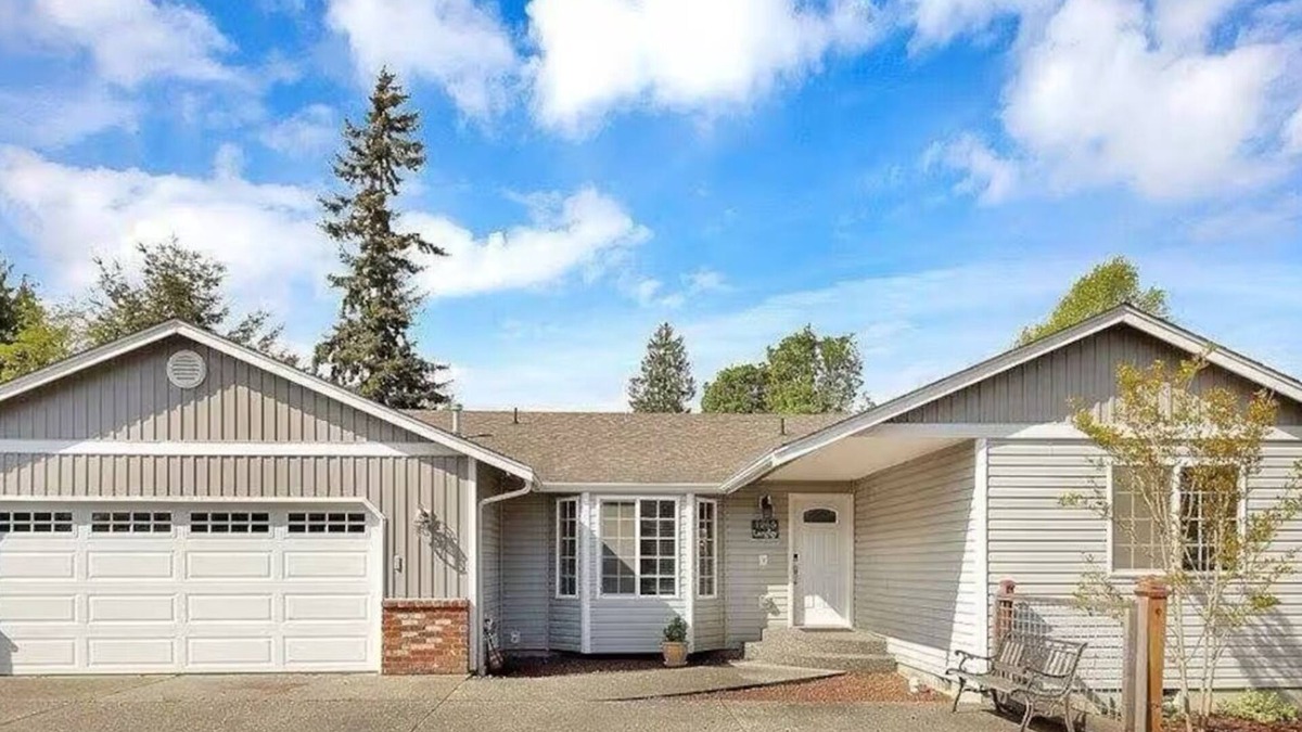 Burlington House | Modern Minimalist Home 4BR 5 Beds, AC Comfort & Wifi
