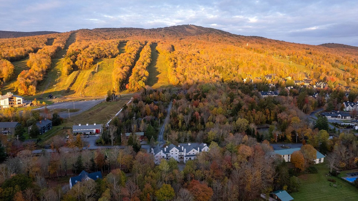 West Dover House | Modern Mount Snow Gnarvana - Balcony, Loft, Pet-Friendly, Walk to Hiking