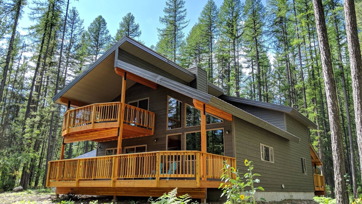 Essex House | Modern Mountain Cabin across Glacier NP & Izaak Walton Inn. Incl Wifi & Laundry