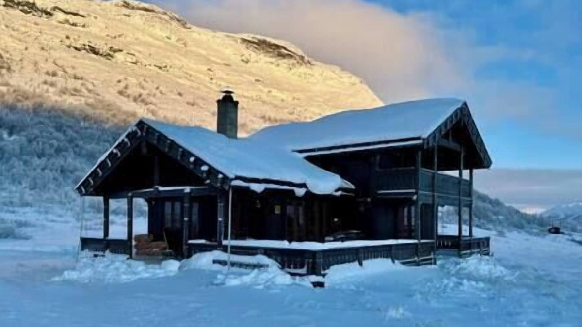 Tyinkrysset Cabin | Modern mountain cabin with sauna, bonfire & beautiful view in Filefjell