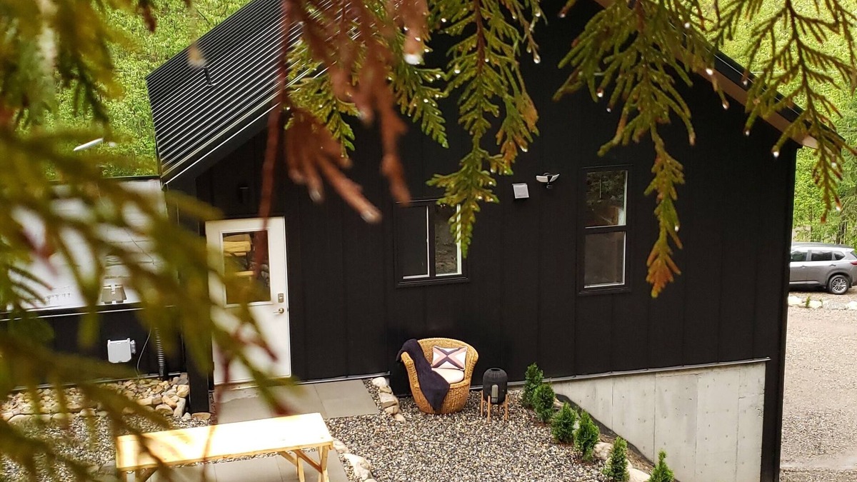 Silver Star Mountain Bed & Breakfast | Modern Mountain Escape BnB Near Silver Star Mountain Ski Resort & Sovereign Lk