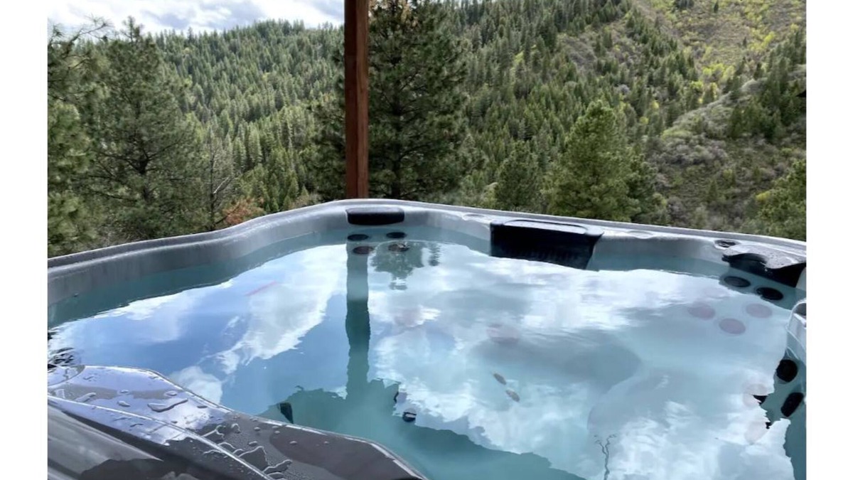 Boise Cabin | Modern mountain escape with 6 bedrooms