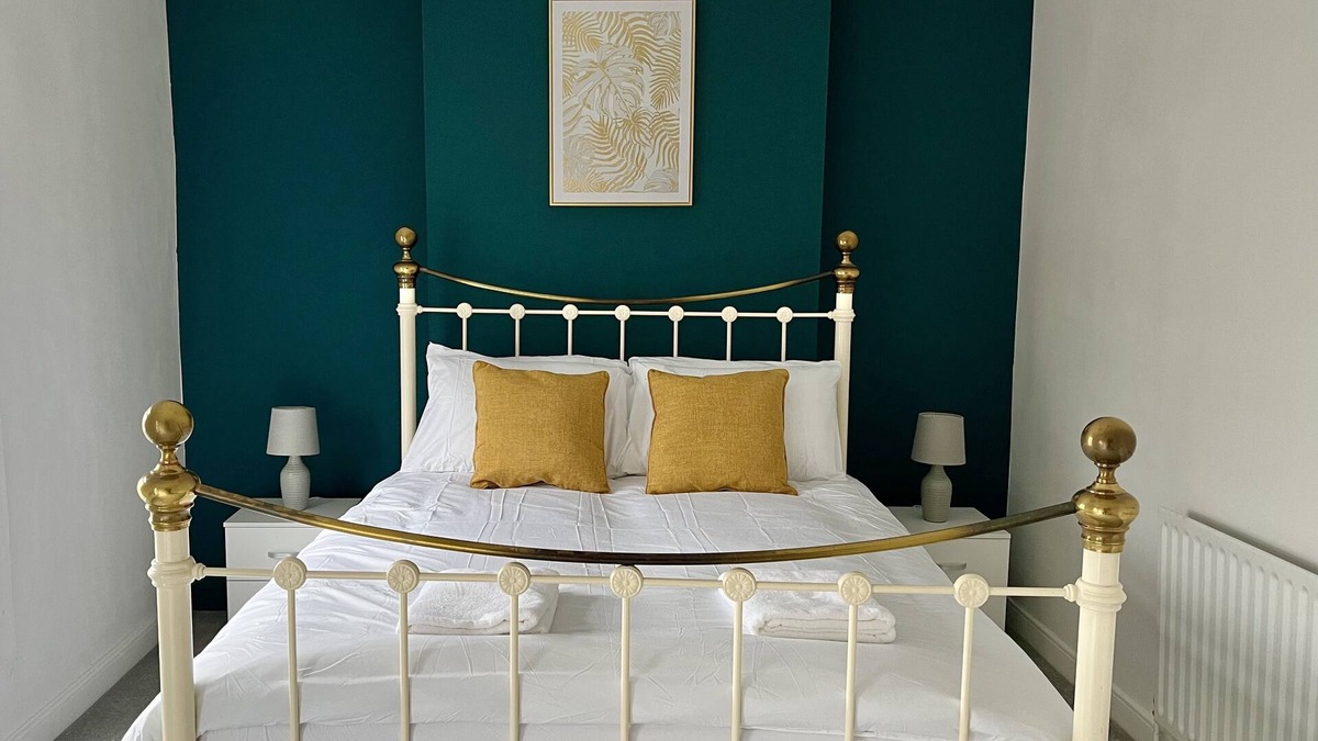 Ystradgynlais House | Modern Mountain Retreat in the Brecon Beacons