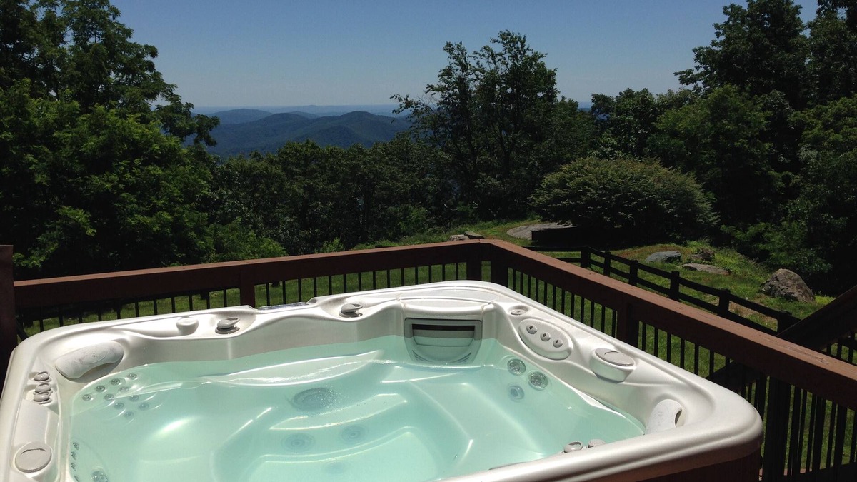 Pedlars Edge House | Modern Mountain Retreat: Hot Tub, Chef's Kitchen, Game Room & Ski Access