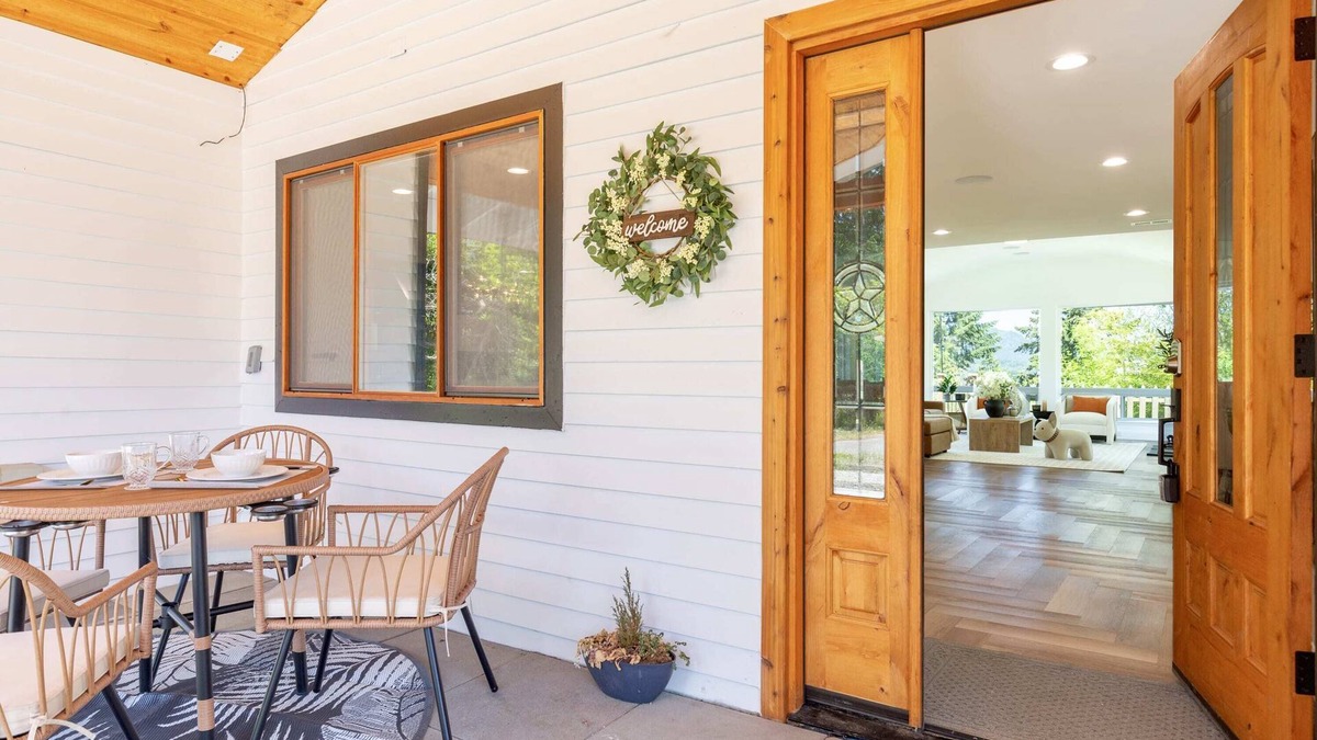 Renton House | Modern Mountain View Getaway w| Huge Outdoor Space
