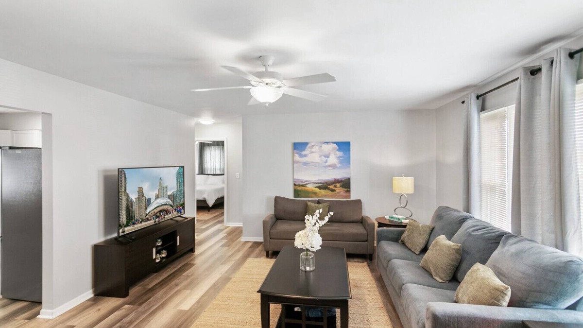 Russell Apartment | Modern new Apt just 1/2 mile to DT Libertyville!