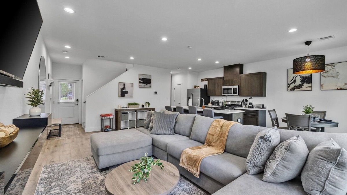 Northside House | Modern New Build Home | Yard BBQ Games Desks WiFi