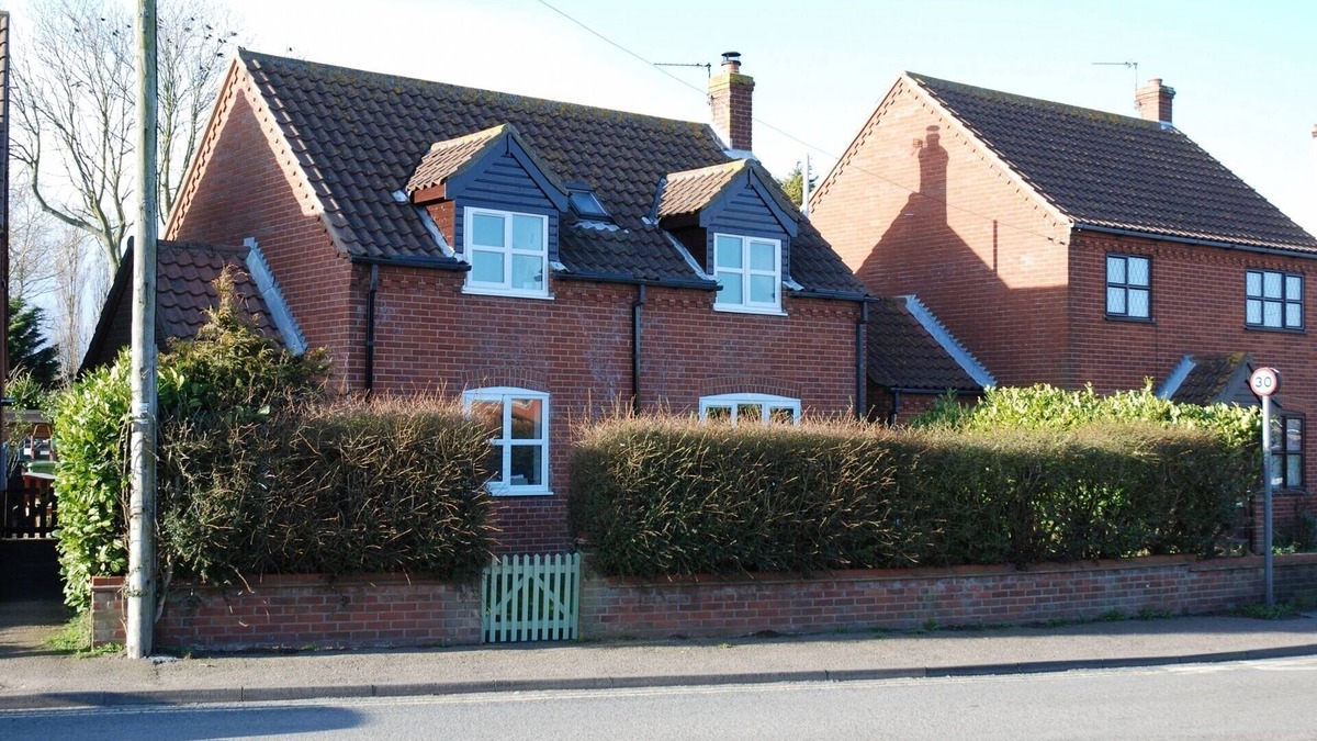 Sea Palling Cottage | Modern Newly Refurbished Detached House. Short Walk To Beach.