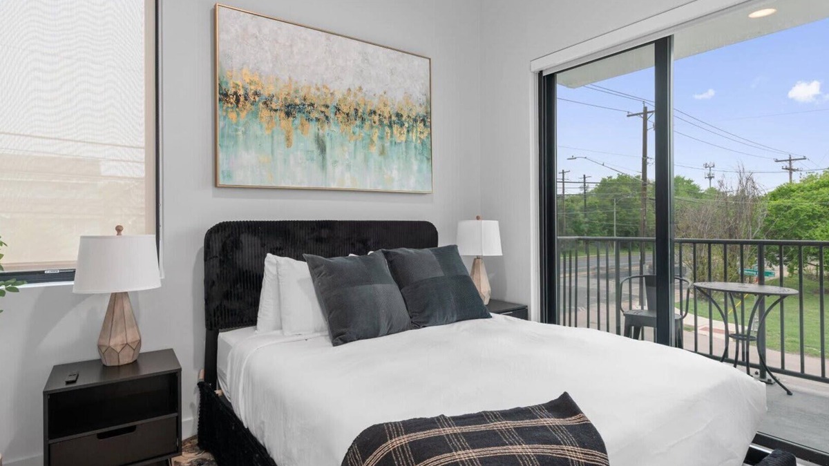 West Congress Apartment | Modern & Newly Renovated 1BR Flat West Congress