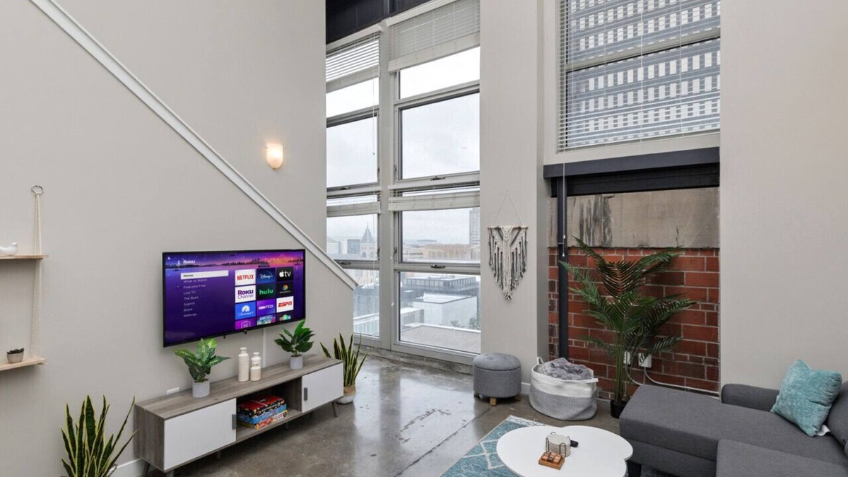 Downtown Des Moines Apartment | Modern Oasis: 2-Story Loft, 2bd/2bth Downtown