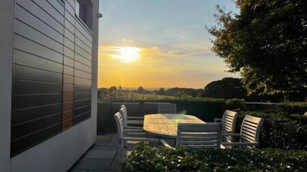 Ridgeway House | Modern Oasis: 4 Bed Retreat