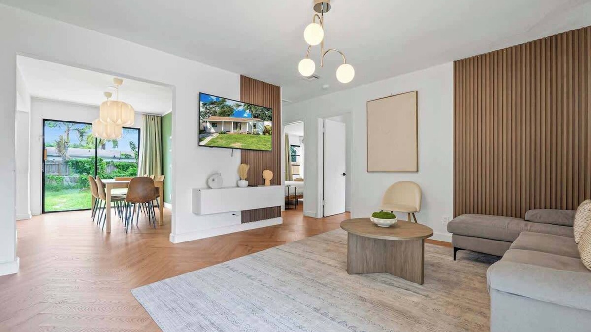 North Andrews Gardens House | Modern Oasis, King Bed Pet Friendly 10m to Beach