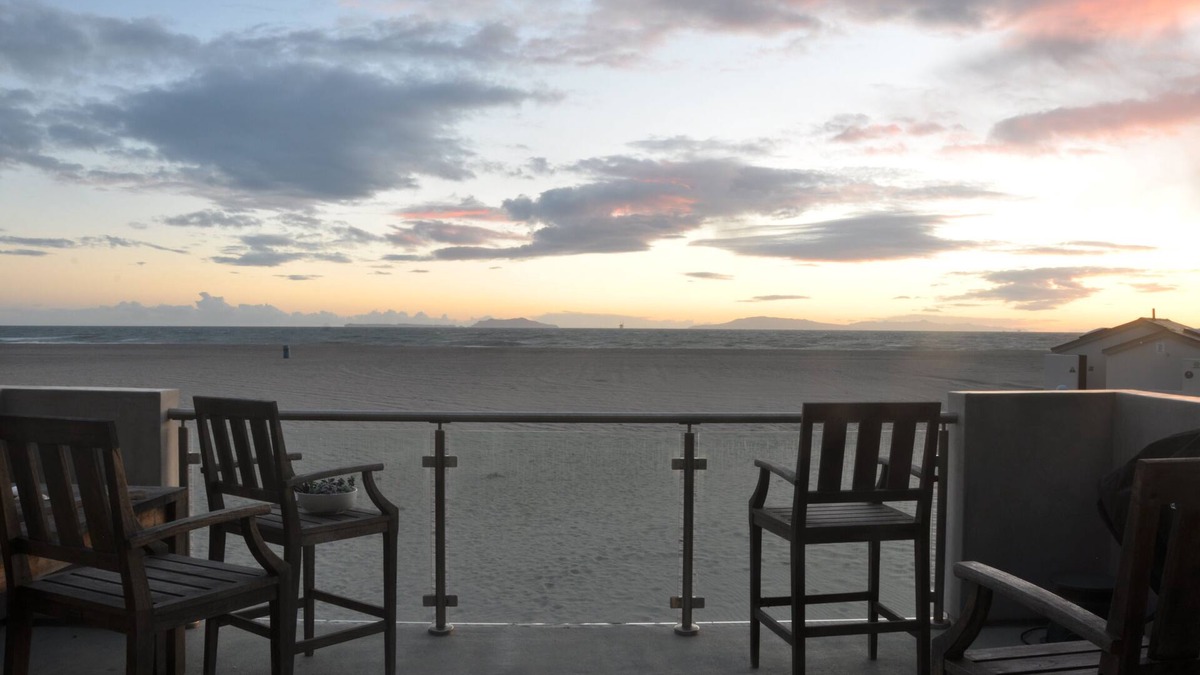 Silver Strand House | MODERN OCEANFRONT 4 BD 3 BA HOUSE - 180° UNOBSTRUCTED OCEAN VIEWS !
