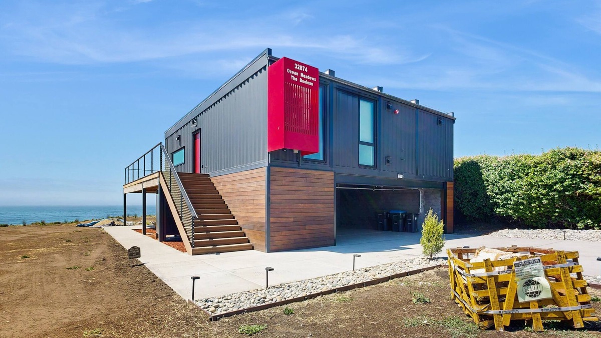 Fort Bragg House | Modern oceanfront container home with electric fireplace & wifi - walk to beach
