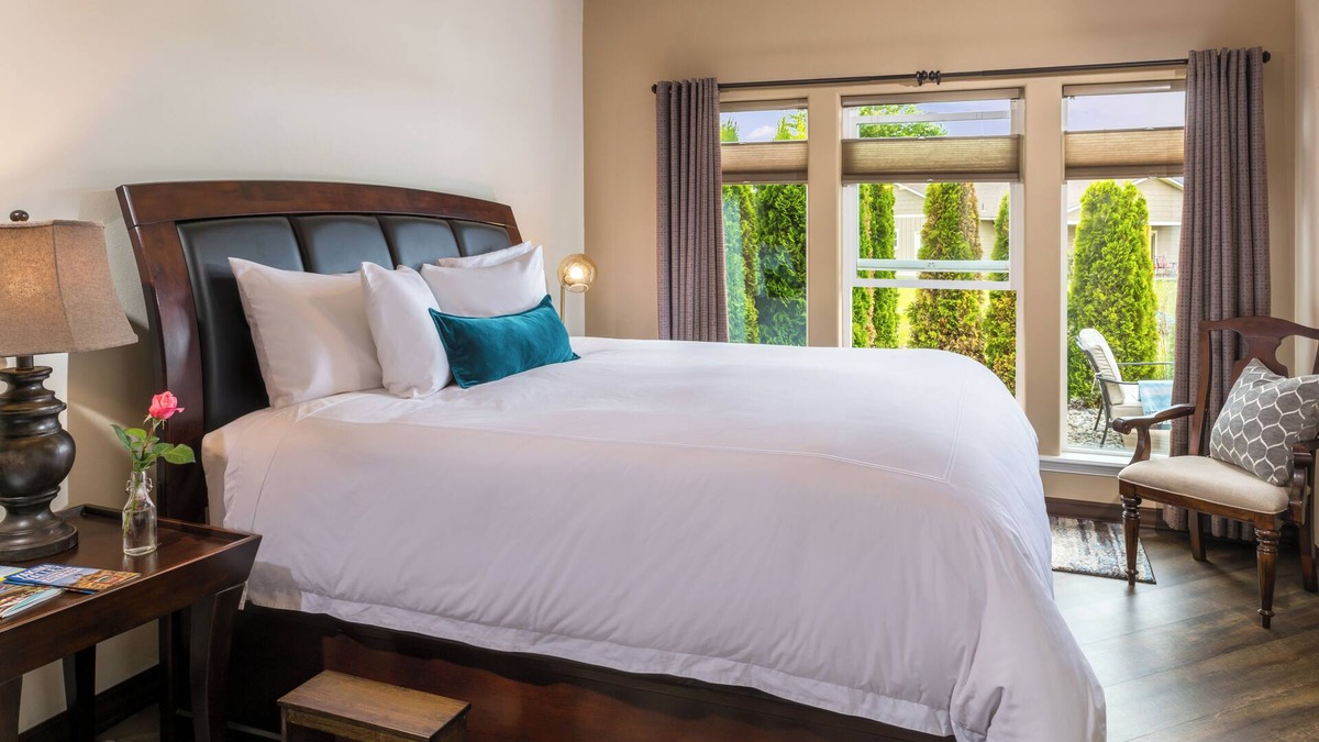 Buena Resort | Modern one bedroom in quiet lakeside retreat near wineries, dock, boats and more!