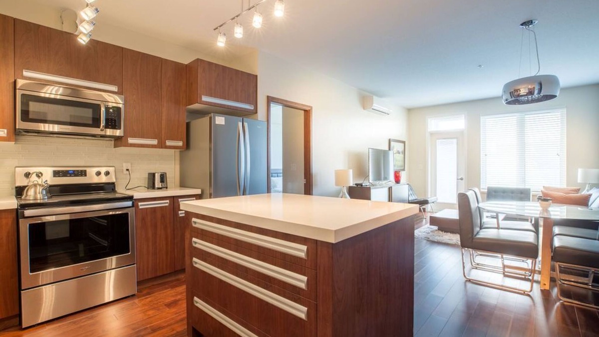 Regina Condo | Modern open concept 2 bed, 2 bath in Regina