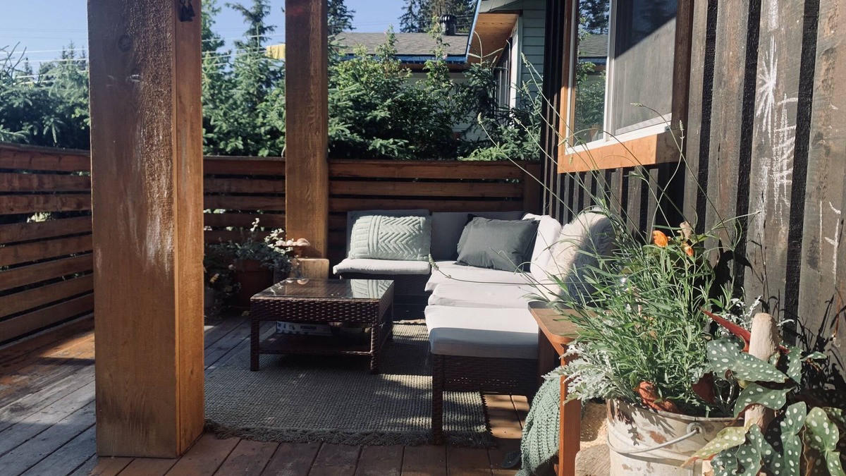 Smithers House | Modern, open- concept house- in town & connected to Riverside Park (3 bedrooms)