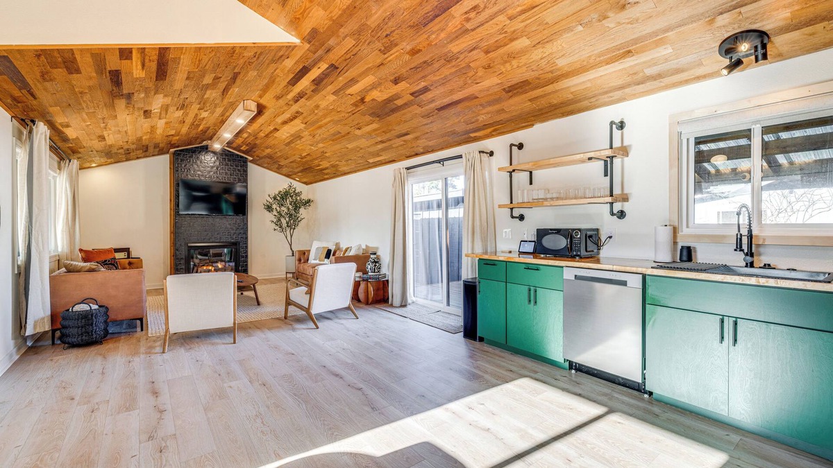 Tierra Del Mar Cottage | Modern Oregon Cottage w/Hot Tub: Walk to Beach!