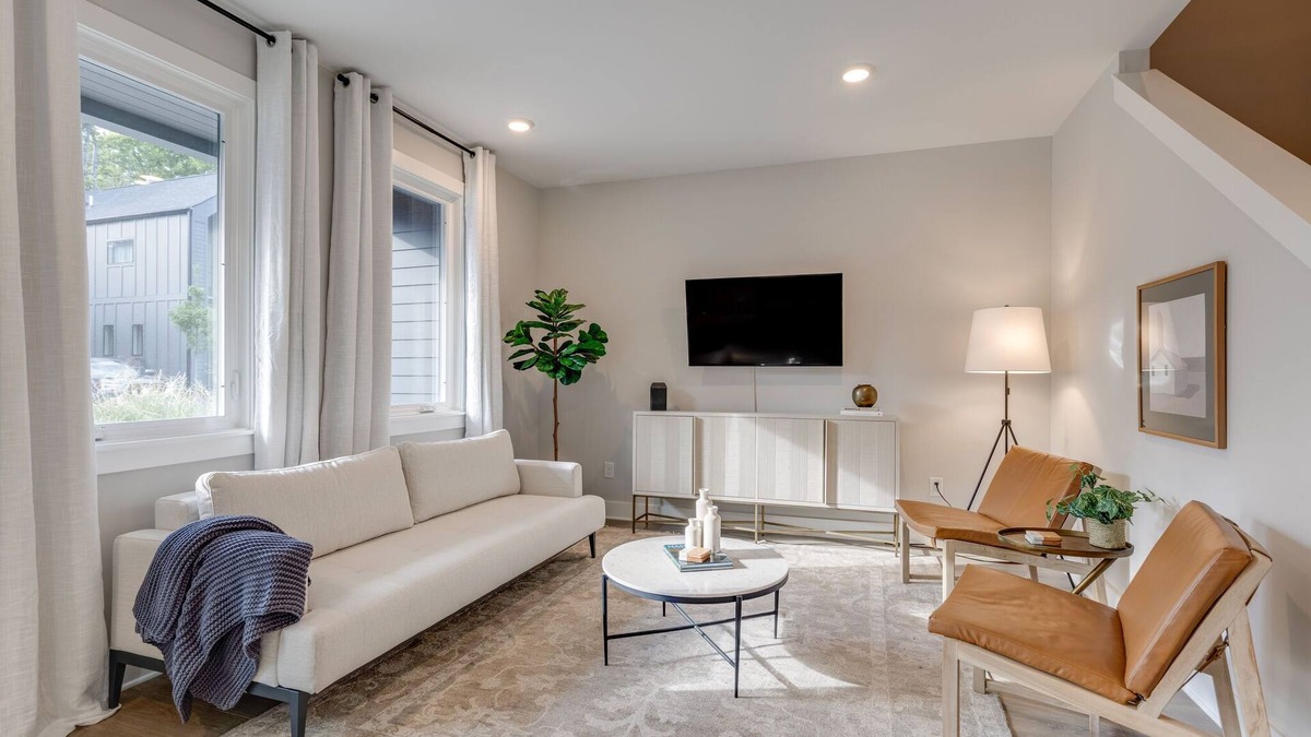 Talbot's Corner House | Modern+Organic Home 3 miles from Downtown & Broadway - Private Balcony & Patio