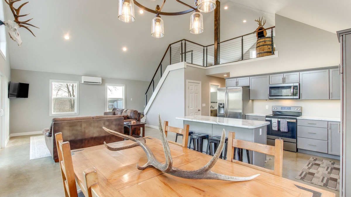 Highland Center Cabin | Modern Oskaloosa Cabin w/2 Acres & On-Site Trails
