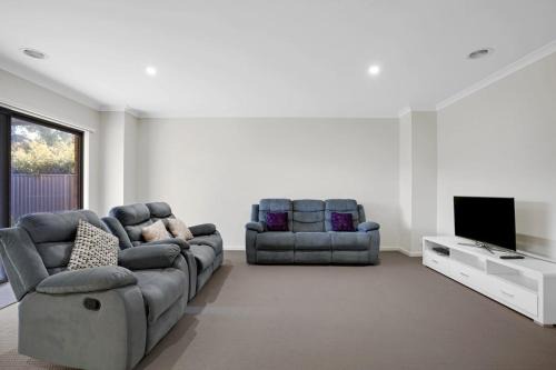 Pakenham House | Modern Pakenham Family Home near Lakeside