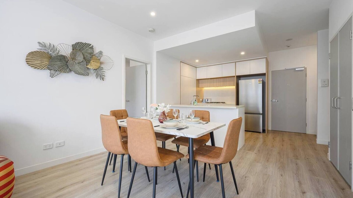 Penrith Apartment | Modern Penrith Apt 2BR w Ensuites, WIR, Parking & Sofa Bed