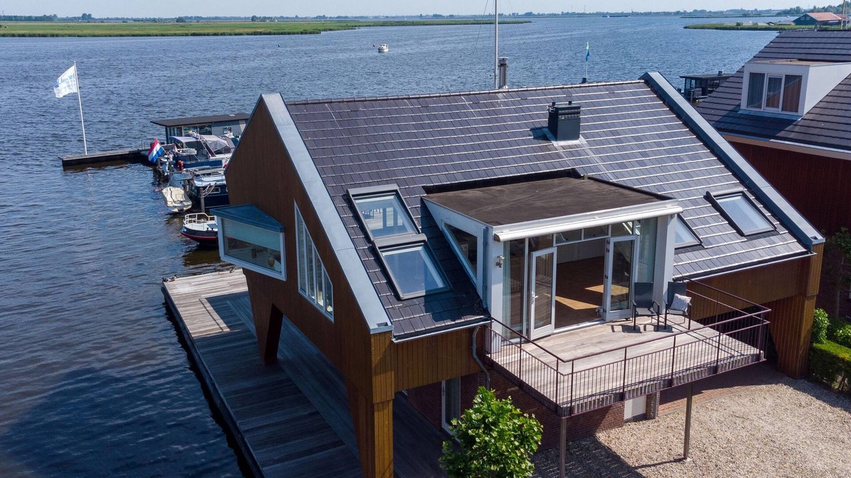 Municipality of Uitgeest Apartment | Modern penthouse with stunning lake views
