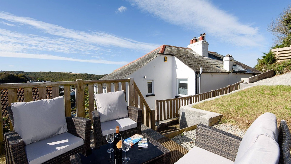 Looe House | Modern, pet friendly house with lovely river views of Looe river. Parking with free EV charger