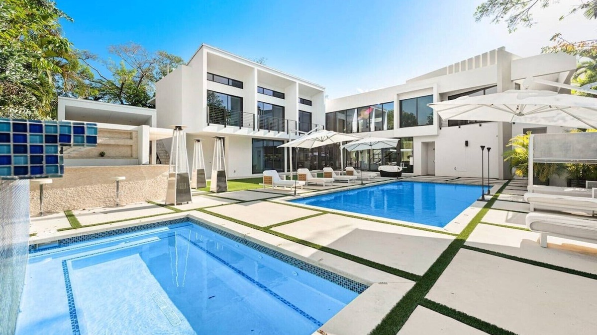 Country Club Section Villa | Modern Pool Oasis 5BR/7BTH Villa