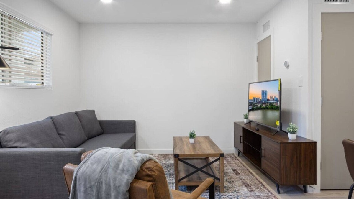 South Lamar Apartment | Modern Pristine Apartment 5 Minutes to Downtown ATX