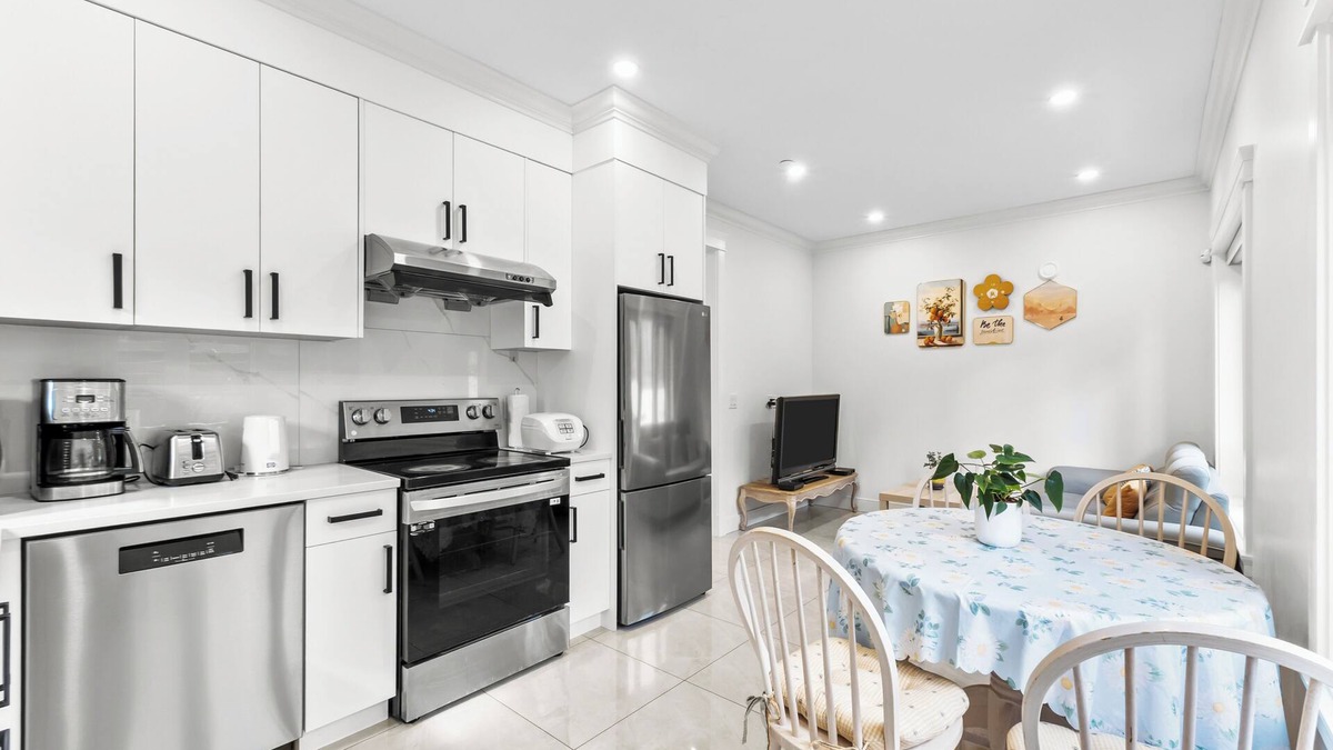 Renfrew-Collingwood House | Modern Private 3BR House