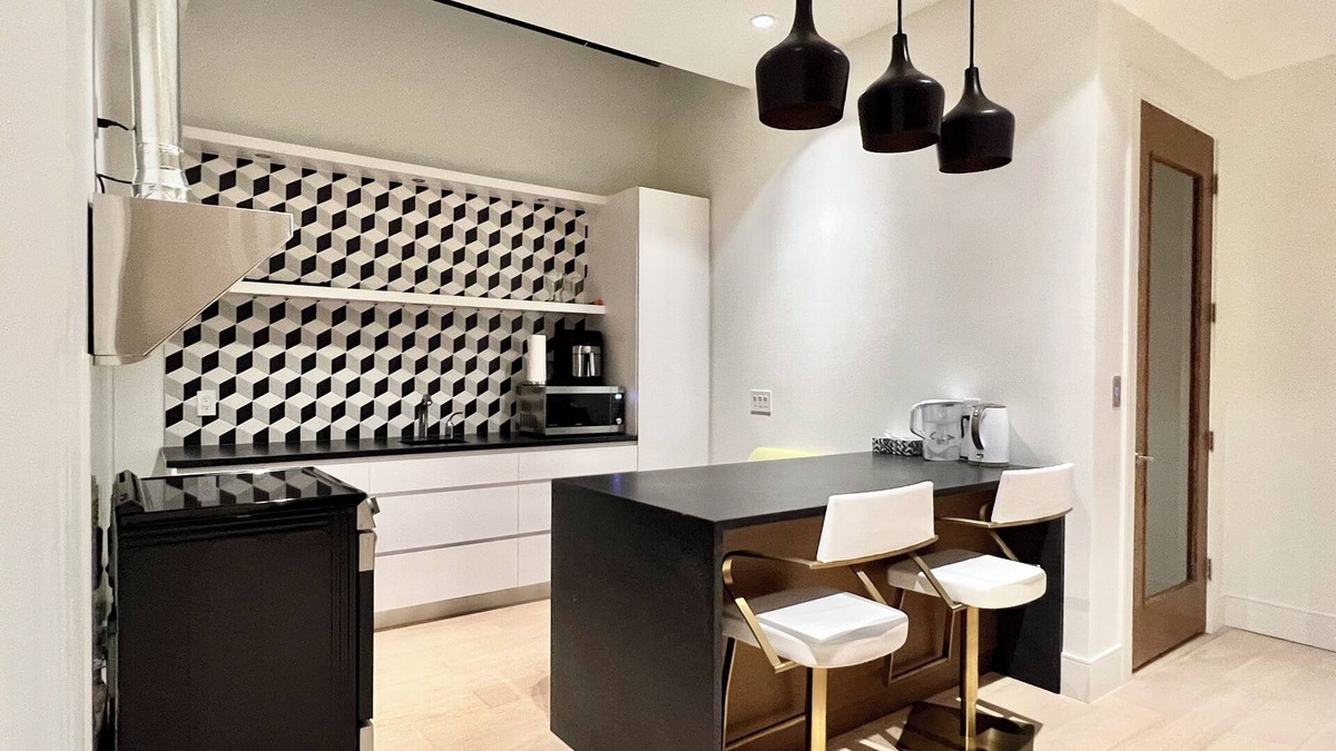 Shaughnessy House | Modern Private Basement Suite in Vancouver with Free Parking