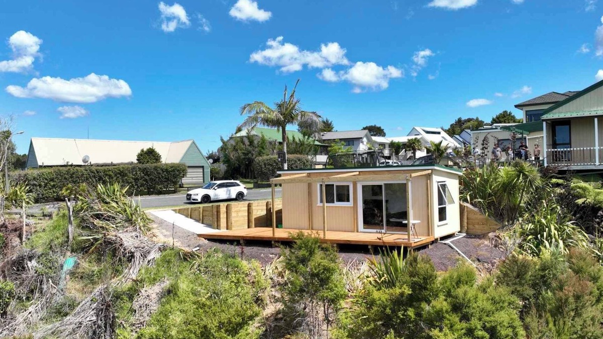 Paihia Cabin | Modern private cabin, breathtaking ocean & bush views, natural light & quiet