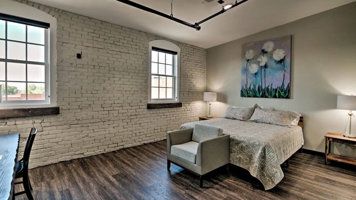 Hickory Apartment | Modern & Private Downtown Hickory Guest Retreat!
