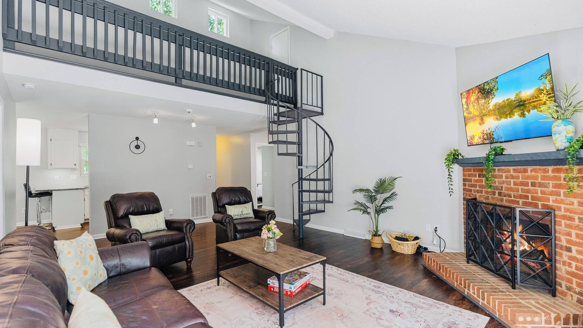 Mint Hill House | Modern Private Ranch Very Fast WiFi Vast Fenced Yard+Deck+Fire Pit!