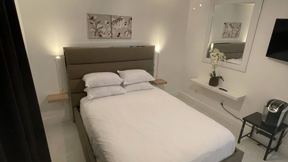Winter Garden House | Modern Private Room With Private Entrance