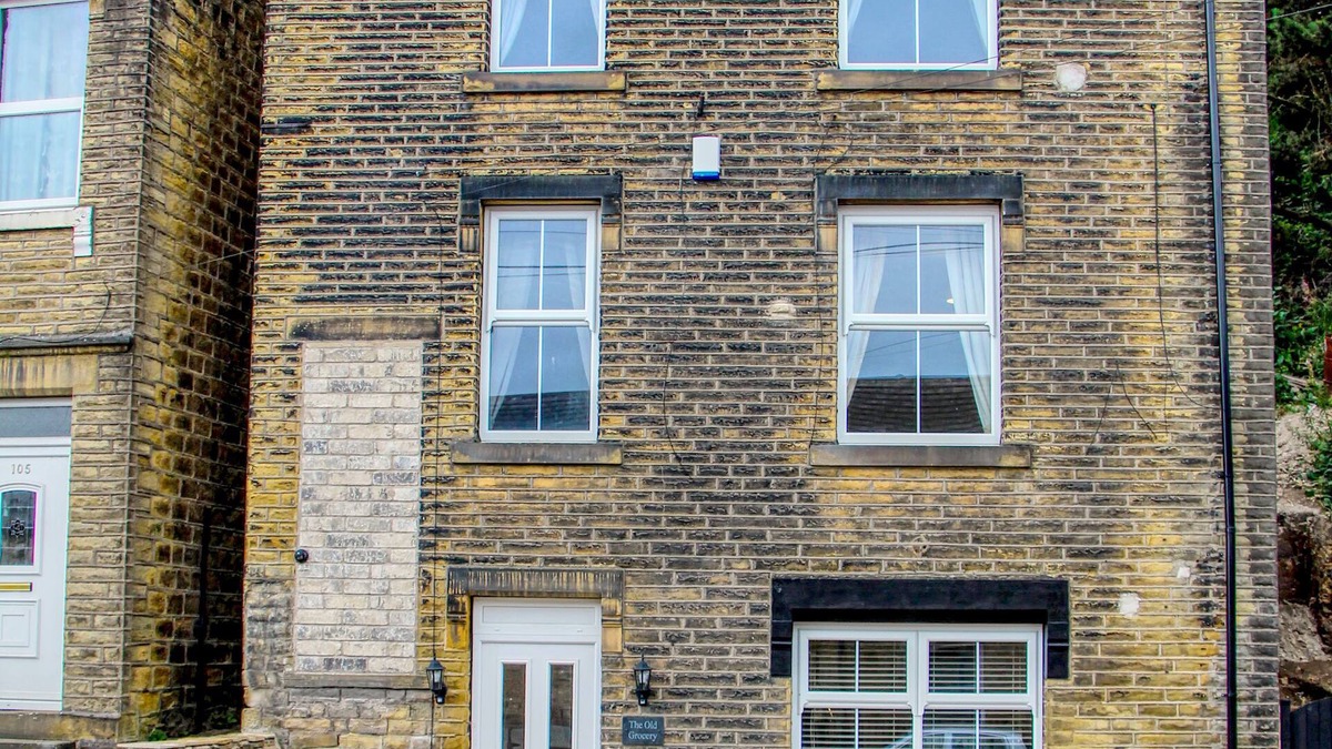 Huddersfield House | Modern property - great location with parking