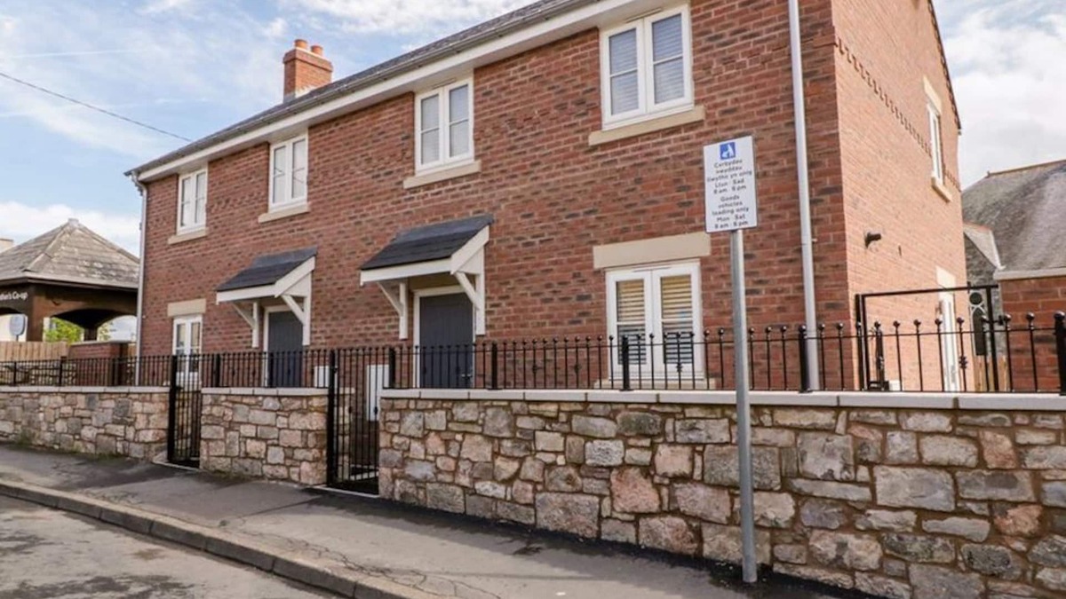 Ruthin House | Modern Property in Town Centre Location With Parking