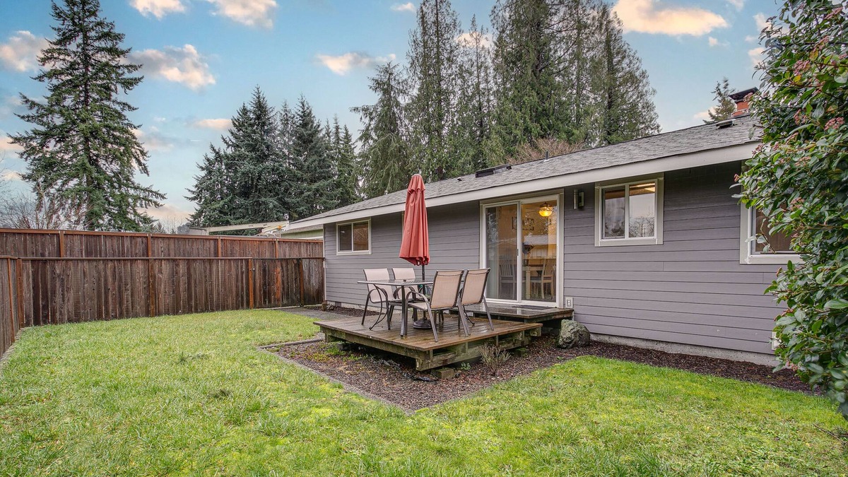 Summit House | Modern Puyallup Townhome w/Backyard & Fireplace