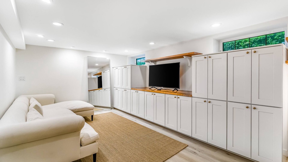 Queen Anne Apartment | Modern Queen Anne studio - full kitchen - one block to Kerry Park, near downtown