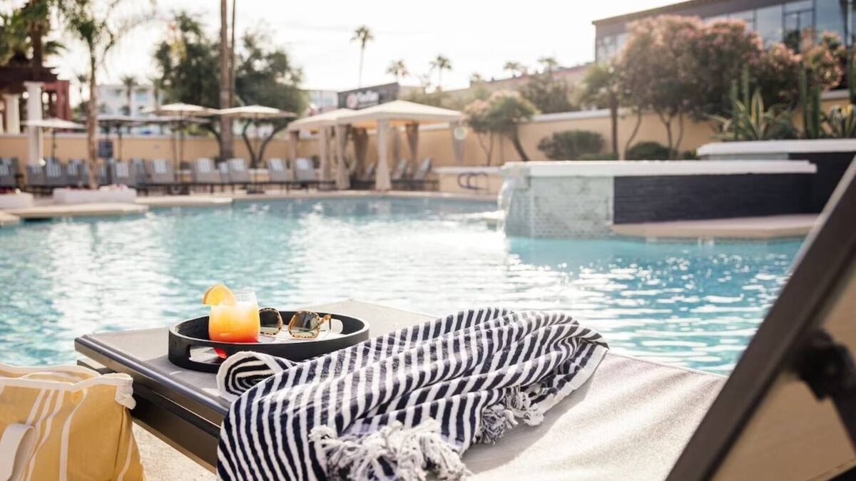 Downtown Resort | Modern Queen Comfort! 2 Units w/Fitness Center + Free Parking!