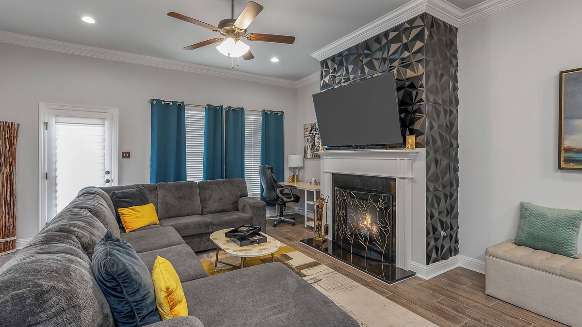 Shreveport House | Modern Regional Art Gallery Home! - Spacious & New. Tv in each room.