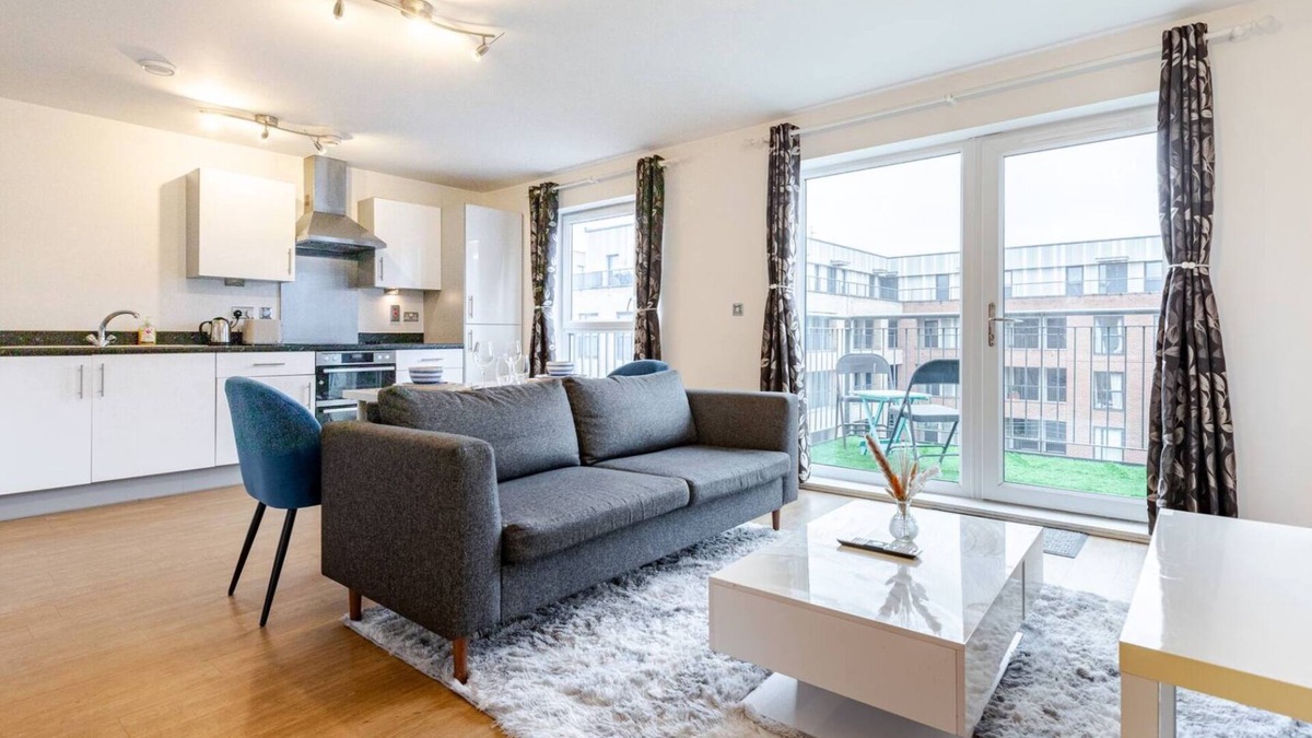 Havering Apartment | Modern & Relaxing 2 Bed Flat with Balcony, Easy London Access