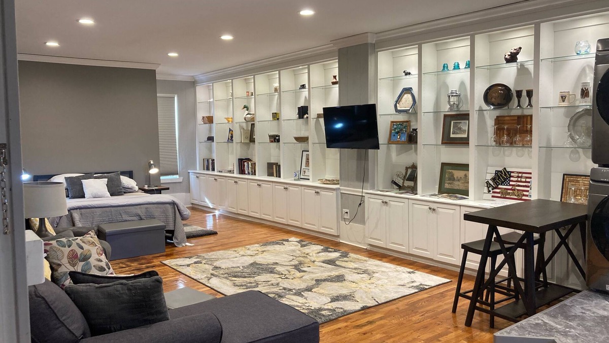 Midway Apartment | Modern Remodeled Downtown Midway Studio