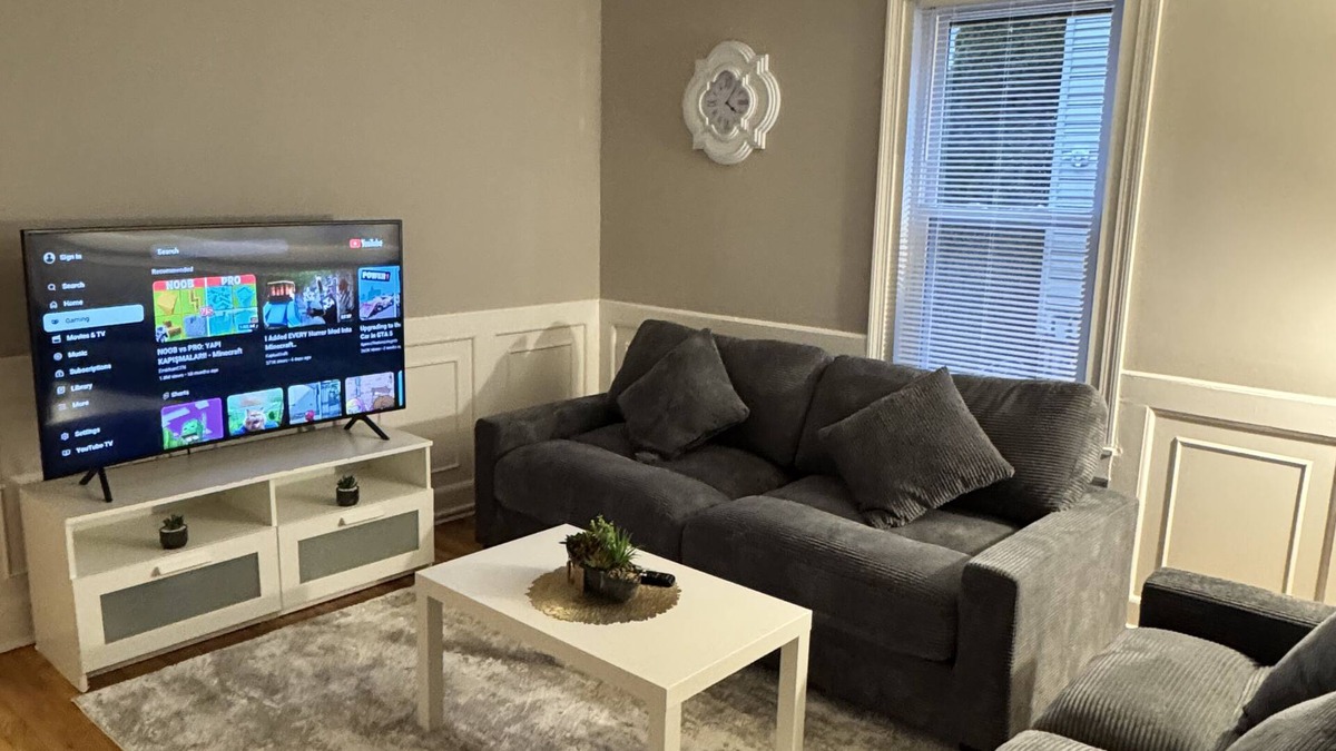 West Haven Apartment | Modern renovated 2BDR/Queen bed